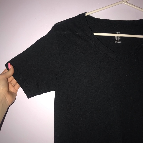 Simple comfy black T-shirt ; V-neck - Picture 5 of 5